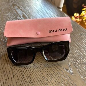Fashion Black Sunglasses Oval Frame with Pink Case